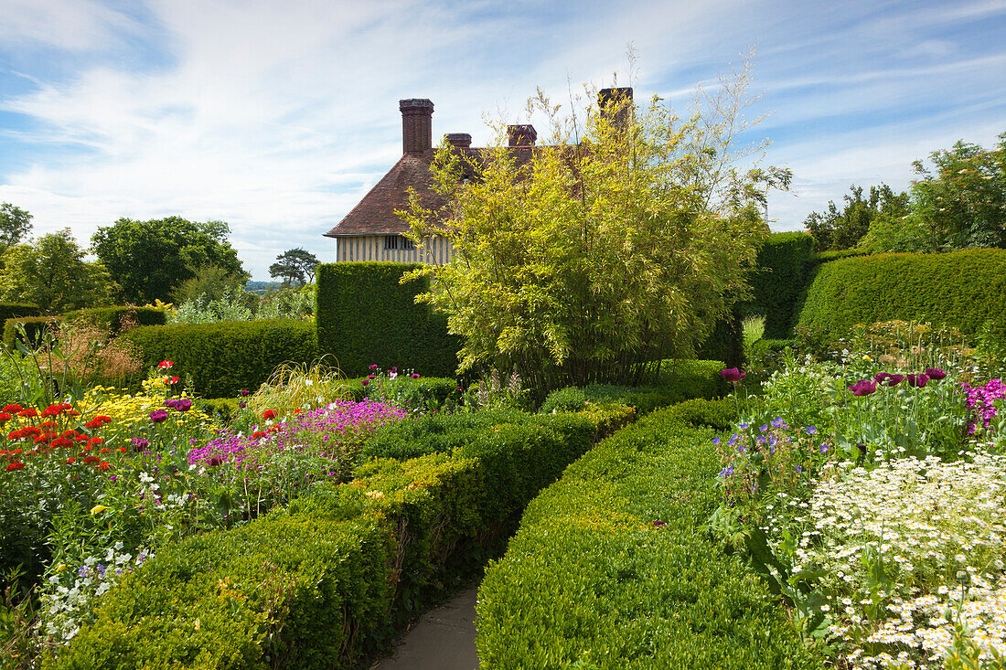 Blick vom Orchard Garden zum Herrenhaus, Great Dixter Gardens, Northiam, East Sussex, Großbritannien