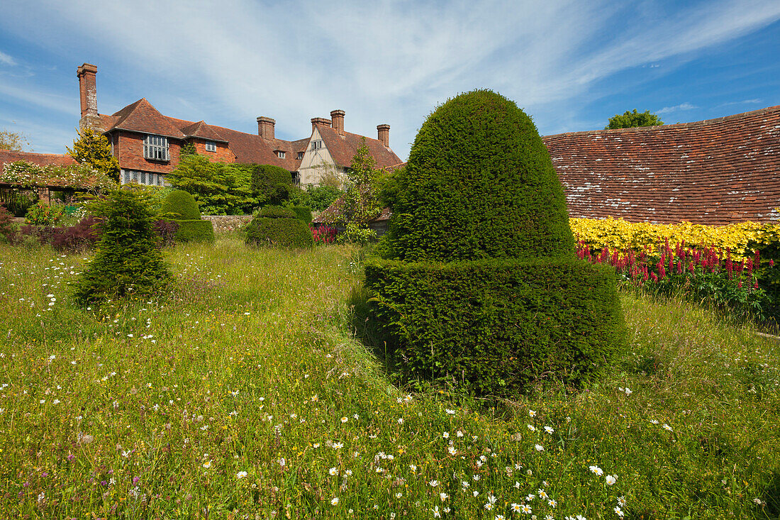 Blick vom Topiary Lawn zum Herrenhaus, Great Dixter Gardens, Northiam, East Sussex, Großbritannien