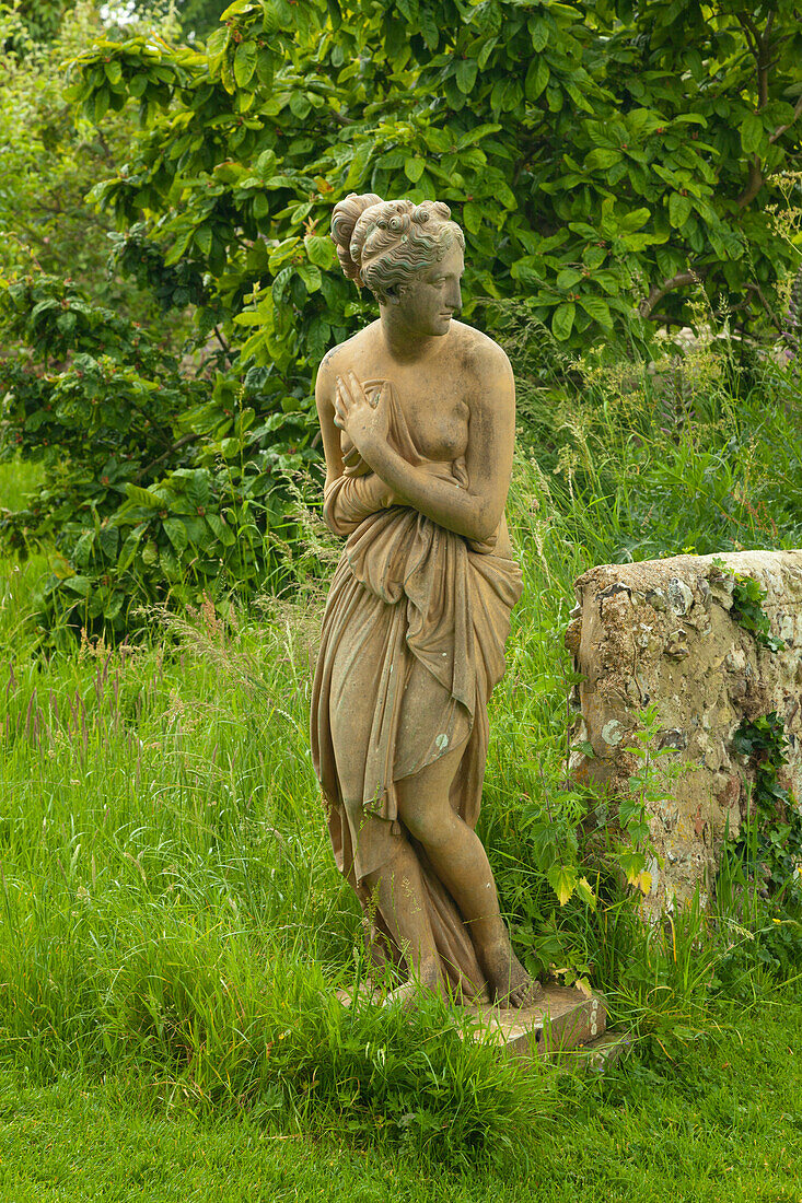 Statue im Garten, Monk's House, Haus der Schriftstellerin Virginia Woolf, Rodmell, East Sussex, Großbritannien