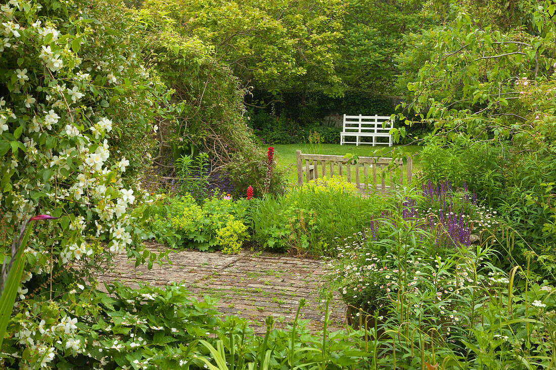 Sitzbank im Garten, Monk's House, Haus der Schriftstellerin Virginia Woolf, Rodmell, East Sussex, Großbritannien