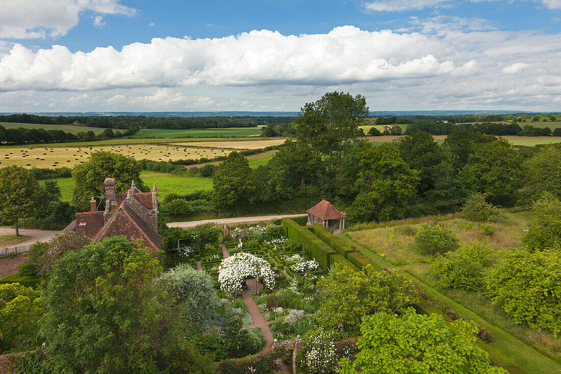 Blick vom Turm auf den White Garden, das Priest's House und die Landschaft von Kent, Sissinghurst Castle Gardens, Kent, Großbritannien