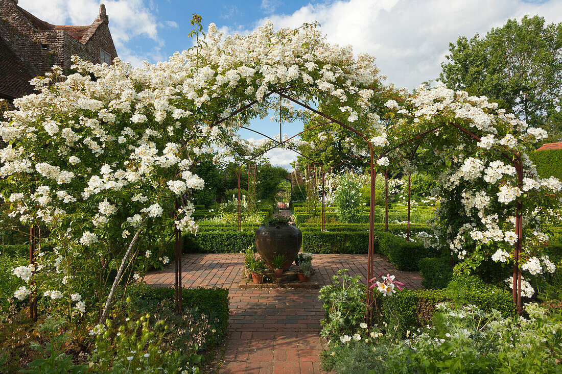 White Garden, Sissinghurst Castle Gardens, Kent, Großbritannien