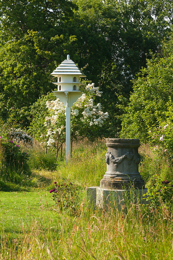 Taubenhaus und griechischer Altar im Orchard Garden, Sissinghurst Castle Gardens, Kent, Großbritannien