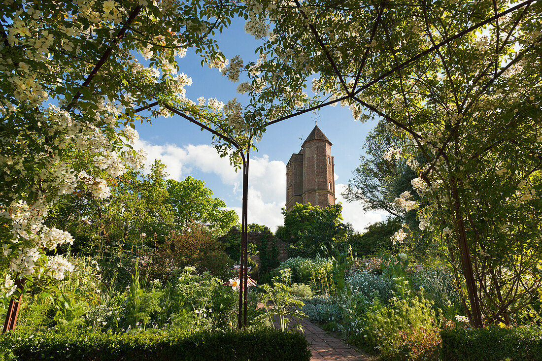 Blick aus dem White Garden zum Turm, Elizabethan tower, Sissinghurst Castle Gardens, Kent, Großbritannien