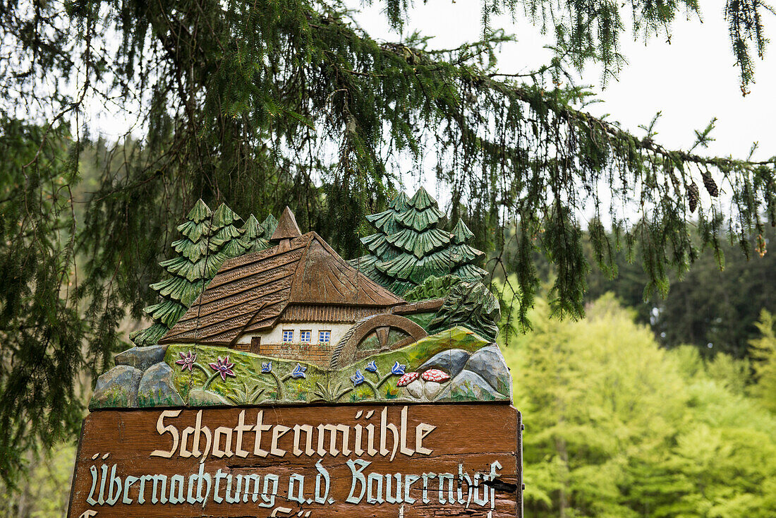Schild in der Wutachschlucht, bei Bonndorf, Schwarzwald, Baden-Württemberg, Deutschland