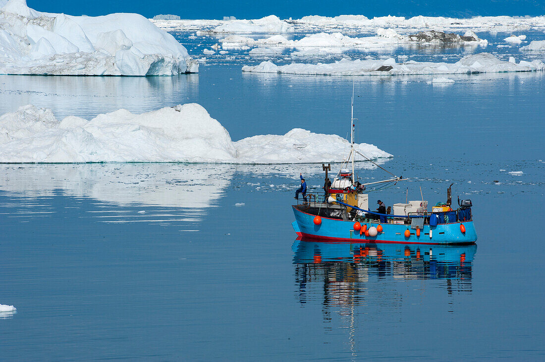 Fischerboot zwischen Eisbergen und Eisschollen, Ilulissat Kangerlua Eisfjord, Ilulissat, Qaasuitsup, Grönland