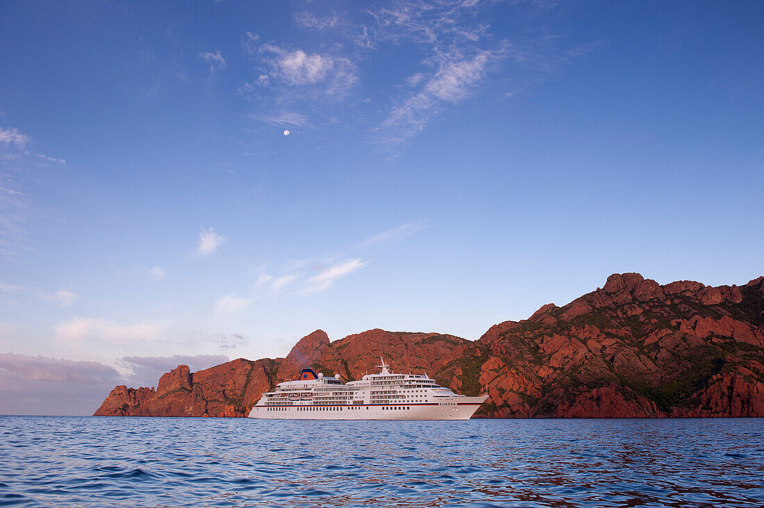 Kreuzfahrtschiff bei Sonnenuntergang, Golf von Girolata, Korsika, Frankreich