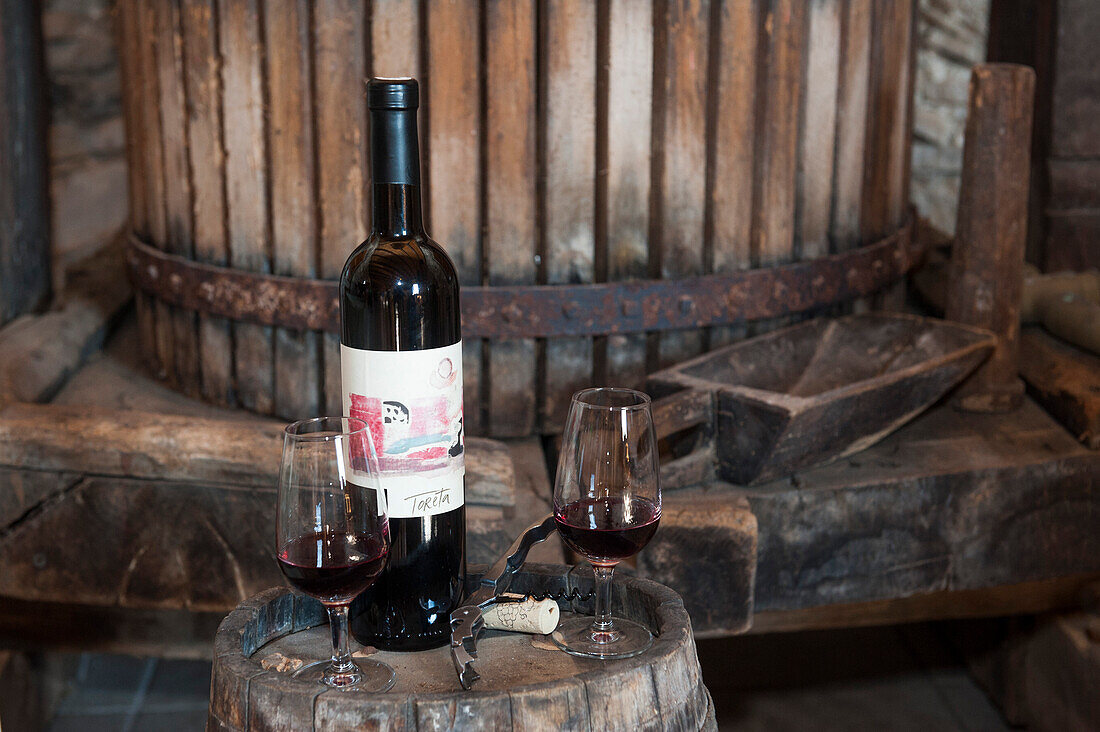 Flasche Rotwein und zwei Weingläser auf einem Fass, Korcula, Dubrovnik-Neretva, Kroatien