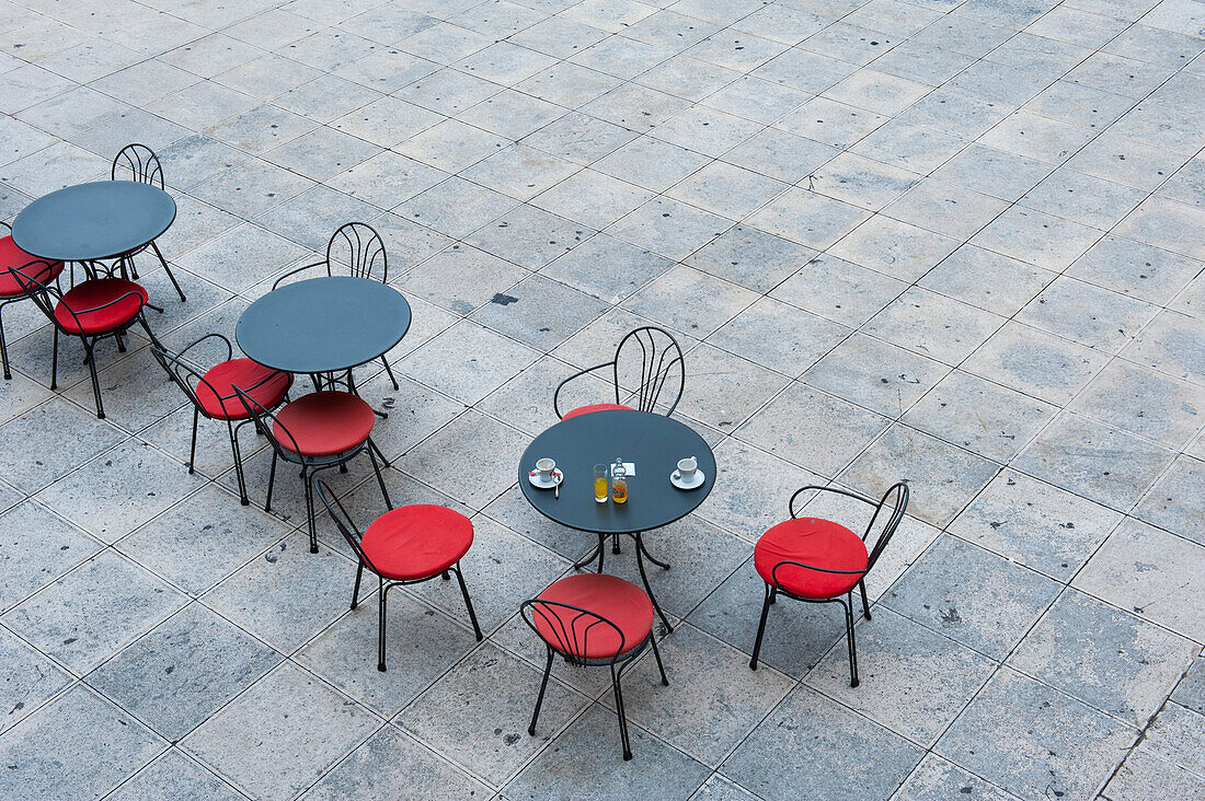 Tische und Stühle von einem Straßencafe, Split, Split-Dalmatien, Kroatien