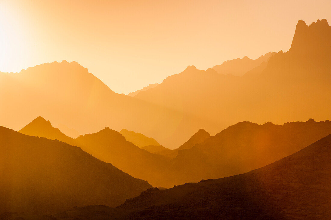 Wüstenlandschaft bei Sonnenuntergang, Arabische Wüste, Hurghada, Al-Bahr al-ahmar, Ägypten