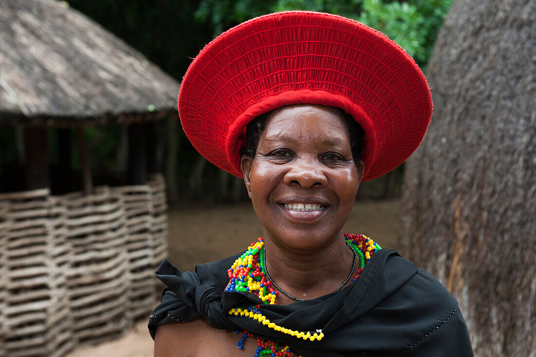 Zulu-Frau in traditioneller Kleidung, nahe Richards Bay, KwaZulu-Natal, Südafrika