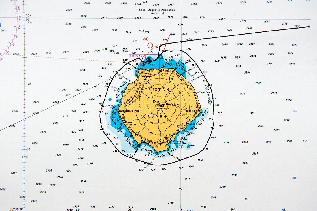 Navigationsanzeige auf Brücke vom Kreuzfahrtschiff MS Europa zeigt Meerestiefen nahe Insel Tristan da Cunha, britisches Überseegebiet St. Helena, Ascension und Tristan da Cunha