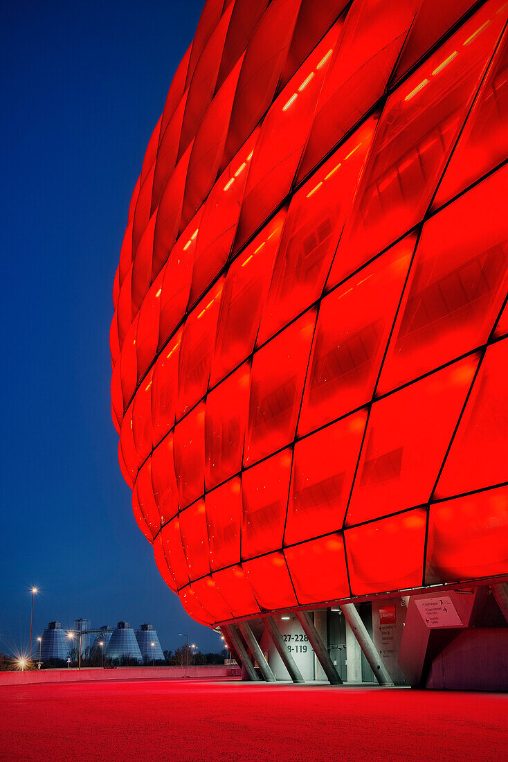 Allianz Arena bei Dämmerung, rote Beleuchtung, Fußball Stadion FC Bayern München, München, Bayern, Deutschland, Architekt Herzog und De Meuron