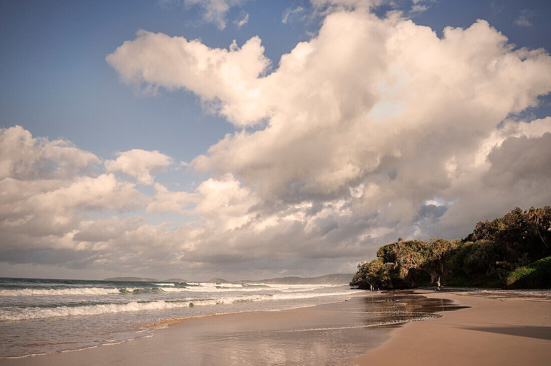 Wellengang am Strand von Rainbow Beach, Gateway zu Fraser Island, Queensland, Australien