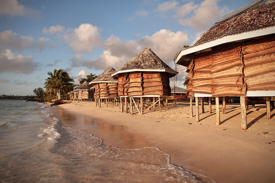 Fale, typische samoanische Wohnhäuser zur Übernachtung für Touristen am Traumstrand von Savai'i, West Samoa, Südpazifische Inseln