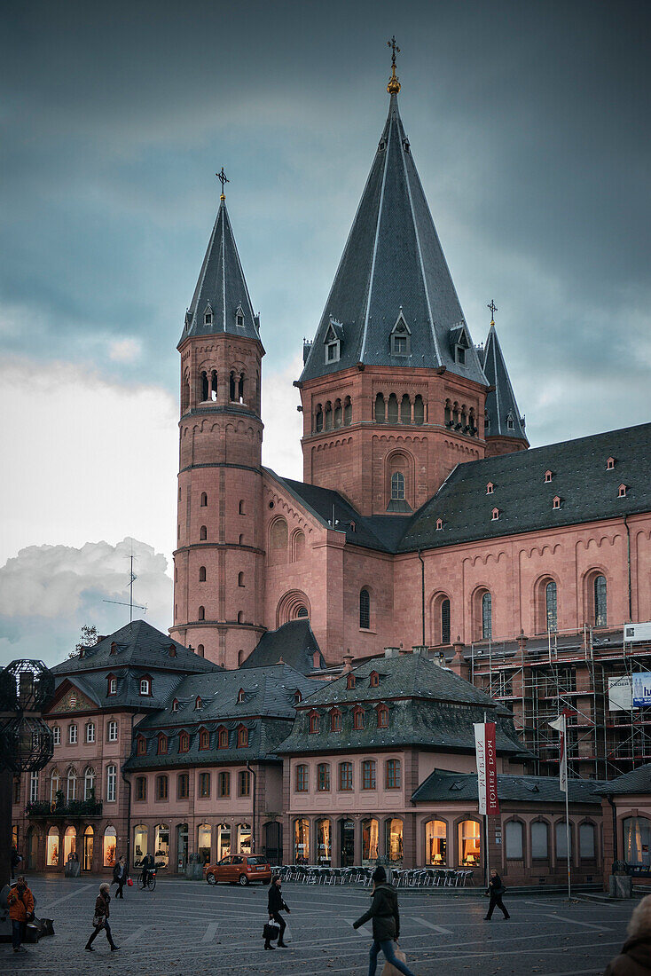 Der Dom zu Mainz in Dämmerung bei Regenstimmung, Mainz, Landeshauptstadt Rheinland-Pfalz, Deutschland