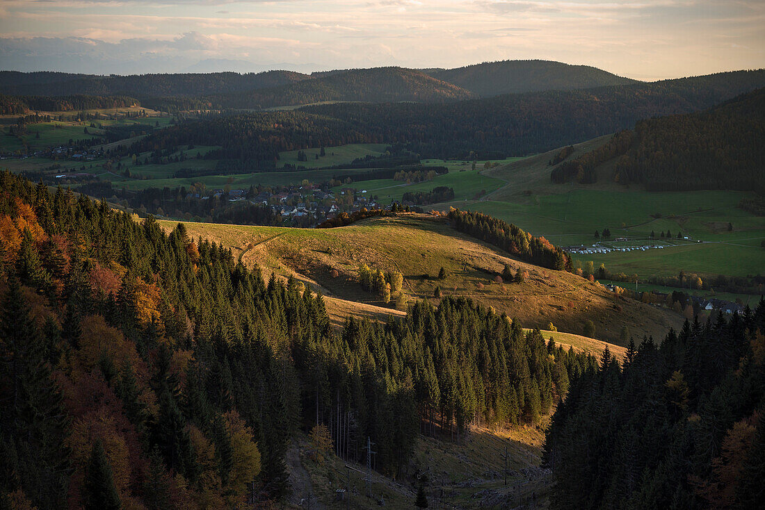 Blick auf Dorf nahe Bernau im Schwarzwald, Baden-Württemberg, Deutschland