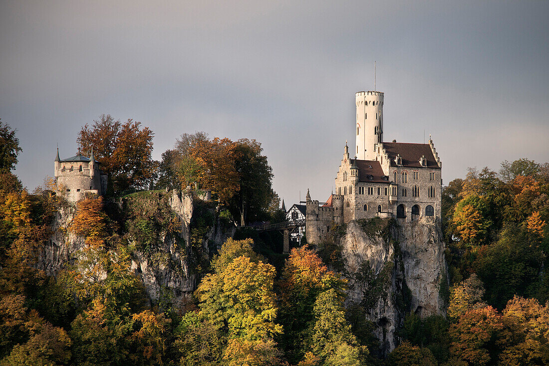 Blick auf Schloss Lichtenstein im Herbst, Schwäbische Alb, Baden-Württemberg, Deutschland