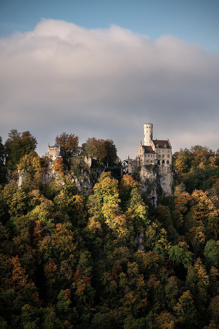 Blick auf Schloss Lichtenstein im Herbst, Schwäbische Alb, Baden-Württemberg, Deutschland