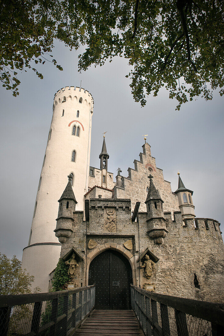 Blick auf Schloss Lichtenstein im Herbst, Schwäbische Alb, Baden-Württemberg, Deutschland