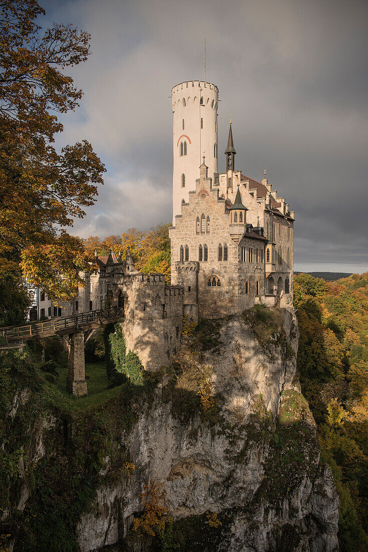 typischer Blick auf Schloss Lichtenstein im Herbst, Schwäbische Alb, Baden-Württemberg, Deutschland