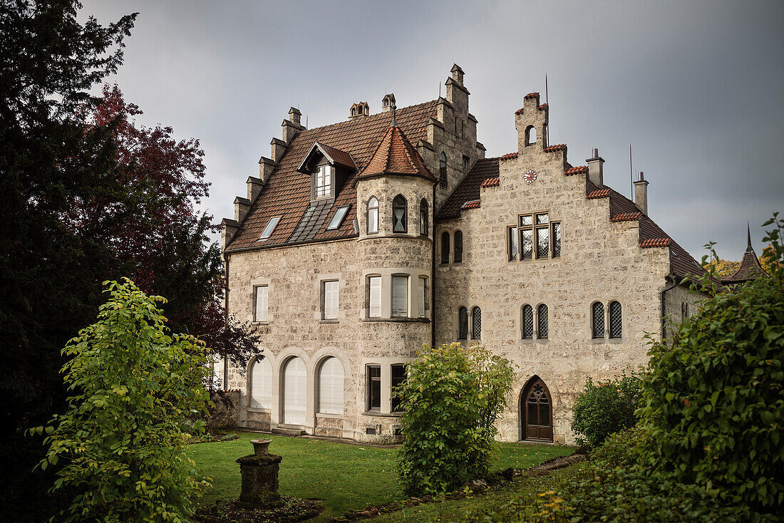 umgebendes Gebäude im Schloss Lichtenstein im Herbst, Schwäbische Alb, Baden-Württemberg, Deutschland