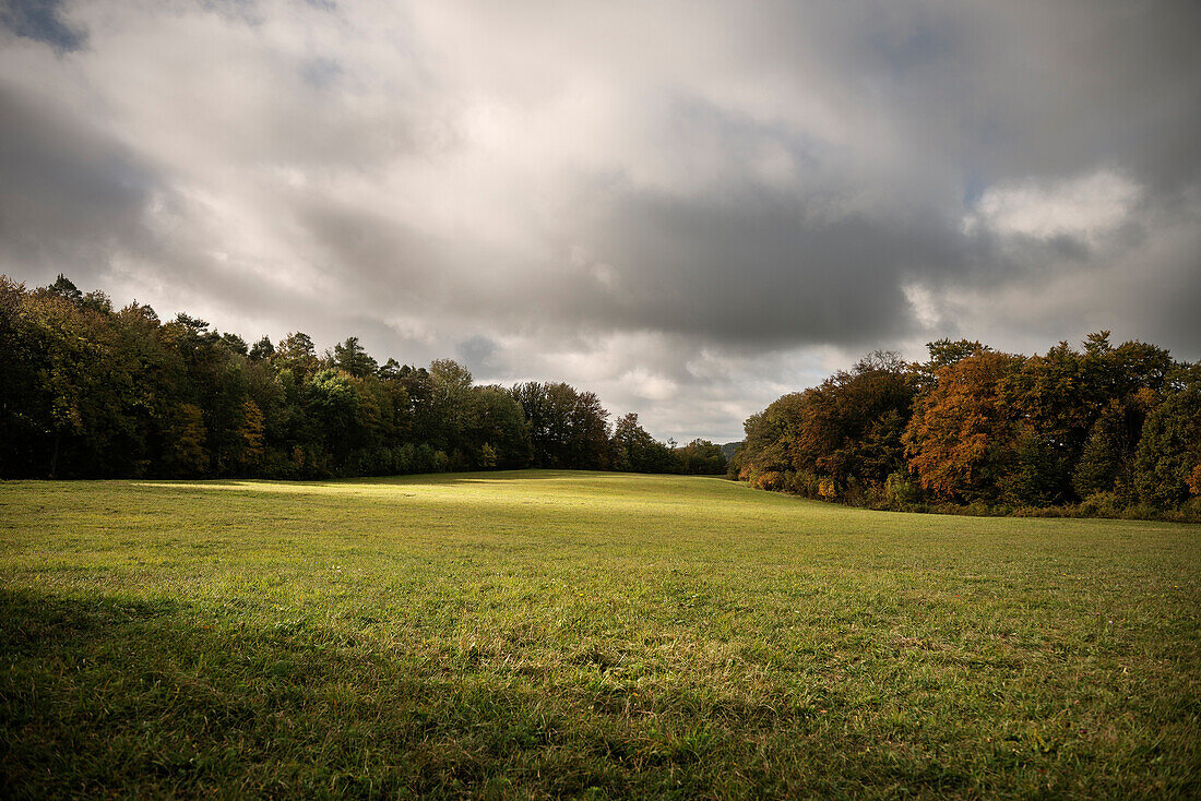 Lichtspiel über Wiese auf Alb Hochfläche, Pfullingen bei Reutlingen, Schwäbische Alb, Baden-Württemberg, Deutschland