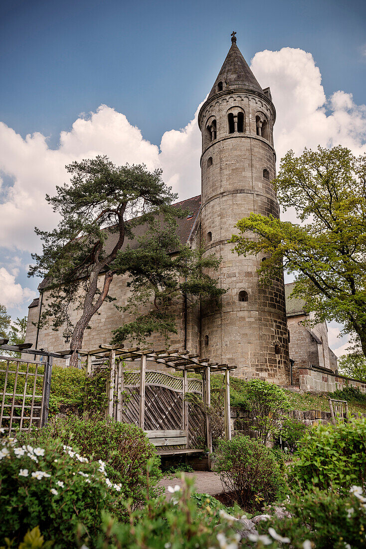 Blick auf Kloster Lorch vom Klostergarten auf Kirchturm, Schwäbische Alb, Baden-Württemberg, Deutschland