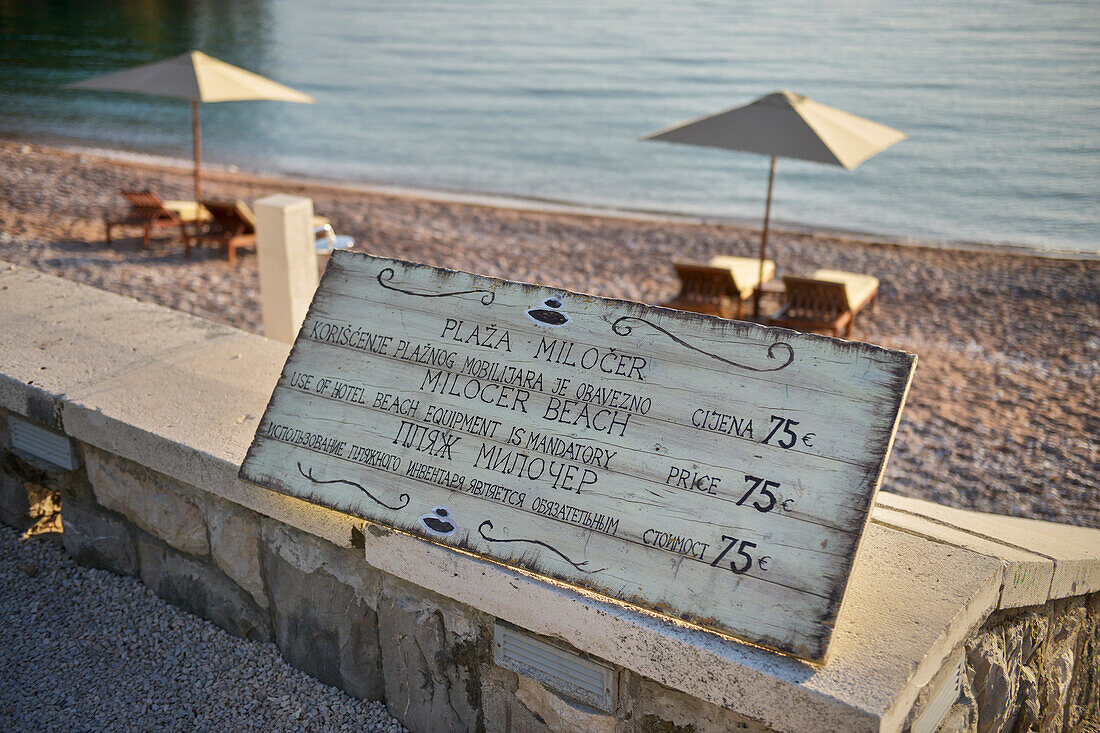 Preis Schild für Milocer Strand bei Sveti Stefan, nahe Budva, Adria Küste, Montenegro, Westlicher Balkan, Europa, Mittelmeer