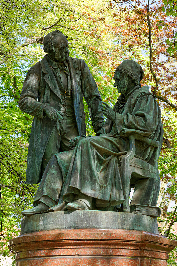 Friedrich Gauss und Wilhelm Weber Denkmal, die Erfinder des Telegrafen, alter Wall, Göttingen, Niedersachsen, Deutschland