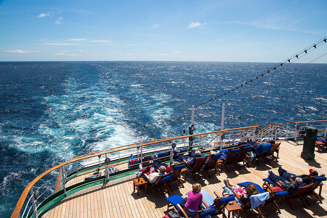 Passagiere genießen einen Seetag an Deck von Kreuzfahrtschiff MS Deutschland (Reederei Peter Deilmann), Atlantischer Ozean, nahe Portugal, Europa