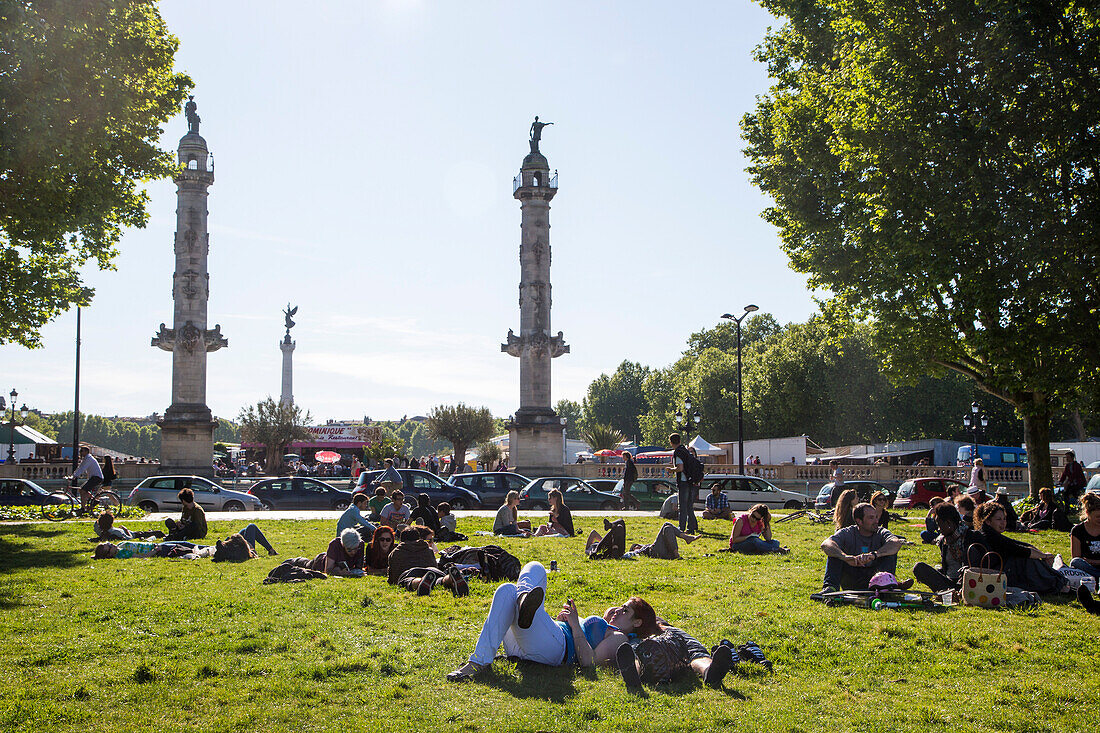 People enjoying a sunny Sunday afternoon in the park along the La Garonne river, Bordeaux, Gironde, Aquitane, France