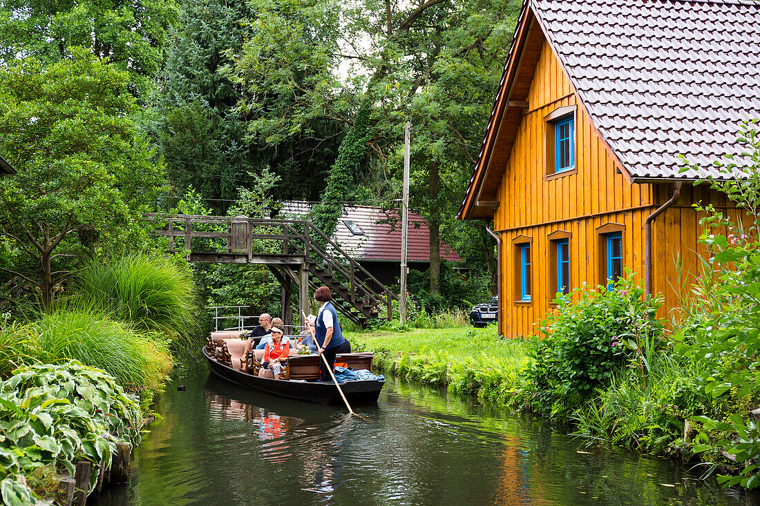 Fließ im Spreewald mit Touristenkahn, UNESCO Biosphärenreservat, Brandenburg, Deutschland