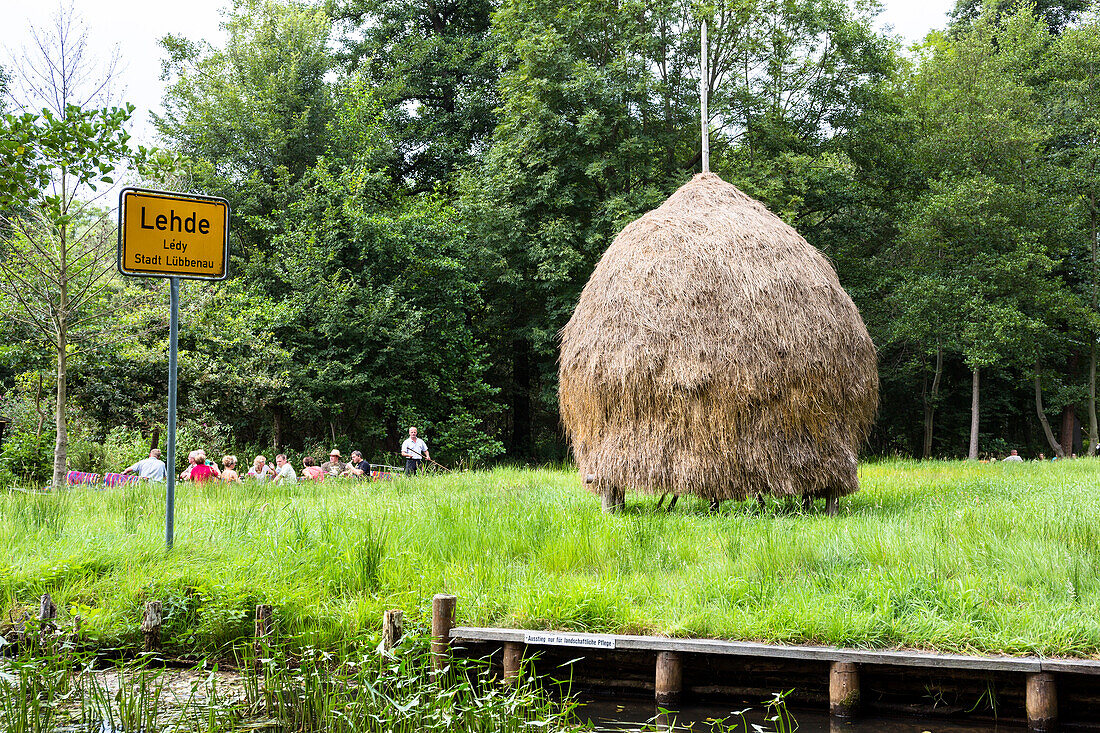 Fließ im Spreewald, Heustapel, Heumandl, UNESCO Biosphärenreservat, Lehde, Lübbenau, Brandenburg, Deutschland