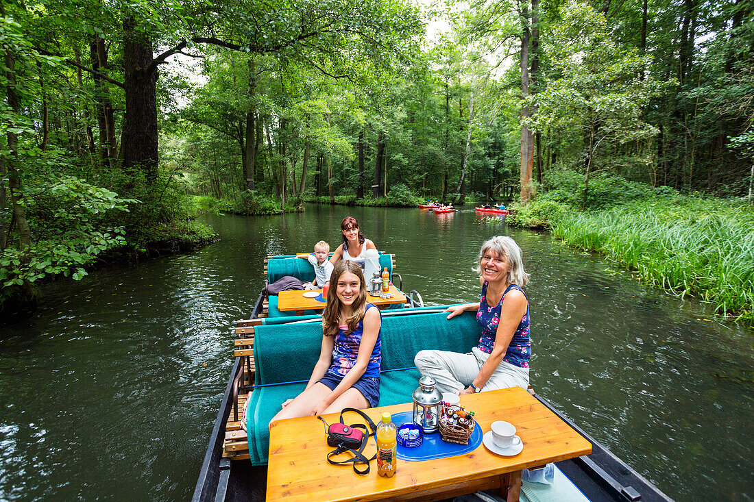 Fließ im Spreewald mit Touristenkahn, Hochwald, UNESCO Biosphärenreservat, Lübbenau, Brandenburg, Deutschland