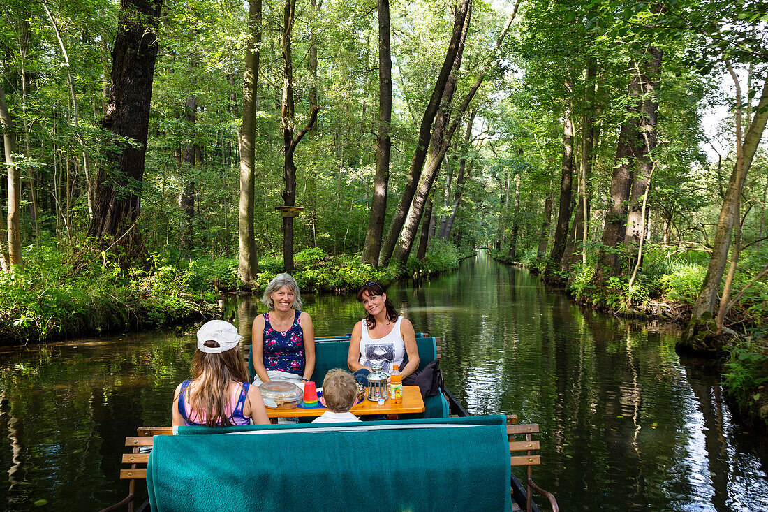 Fließ im Spreewald mit Touristenkahn, UNESCO Biosphärenreservat, Lübbenau, Brandenburg, Deutschland