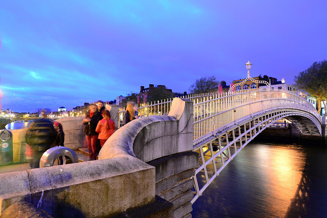 Ha´Penny Bridge am Liffey Fluß, Dublin, Irland