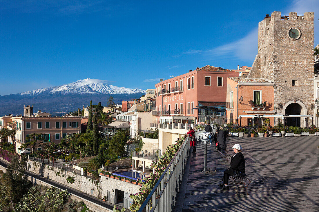 Blick vom Piazza IX. Aprile zum Ätna, Taormina, Messina, Sizilien, Italien