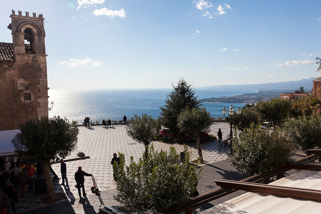 Piazza IX. Aprile mit Blick auf das Mittelmeer, Taormina, Messina, Sizilien, Italien