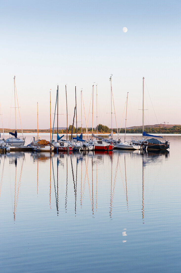 Segelboote am Anleger, Markkleeberger See, Markkleeberg, Sachsen, Deutschland