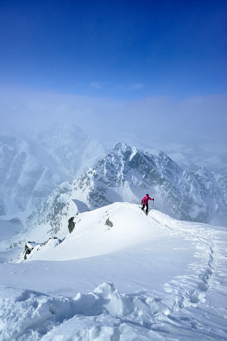 Frau steigt zum Piz Zuort auf, Piz Plavna Dadora im Hintergrund, Piz Zuort, Sesvennagruppe, Engadin, Graubünden, Schweiz