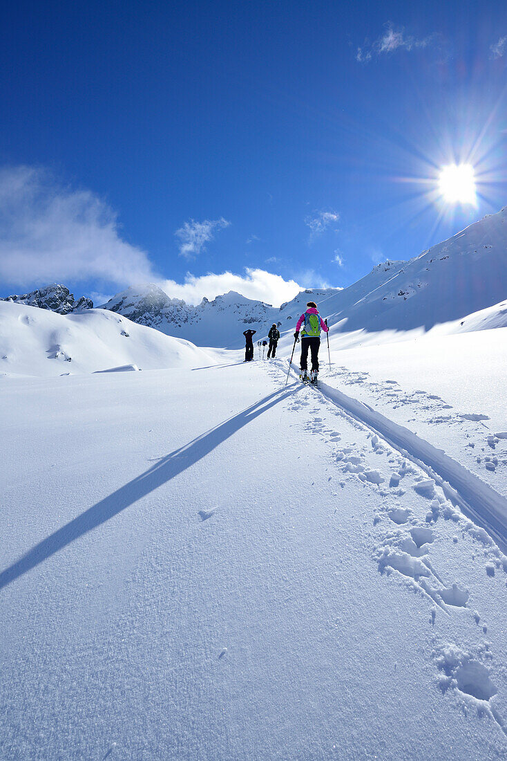 Drei Personen auf Skitour steigen zum Piz Laschadurella auf, Sesvennagruppe, Engadin, Graubünden, Schweiz