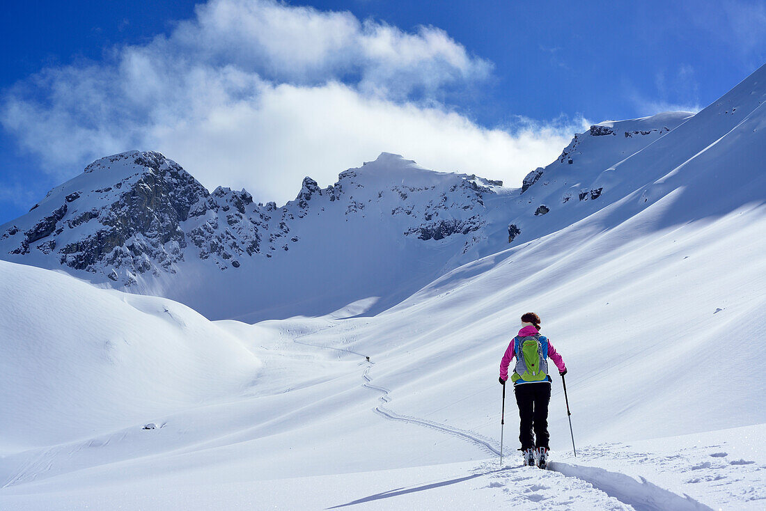 Frau auf Skitour steigt zum Piz Laschadurella auf, Sesvennagruppe, Engadin, Graubünden, Schweiz