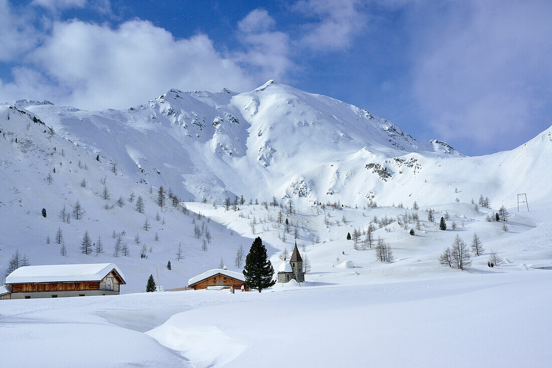 Alpine huts and chapel in front of Pfaffennock, Obere Goegealm, Fuenfte Hornspitze, Ahrntal, Zillertal Alps, South Tyrol, Italy