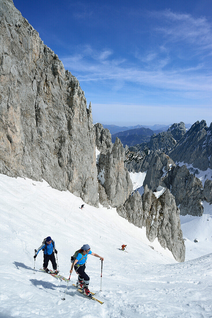 Zwei Skitourengeher steigen ins Griesner Kar auf, Wilder Kaiser, Kaisergebirge, Tirol, Österreich