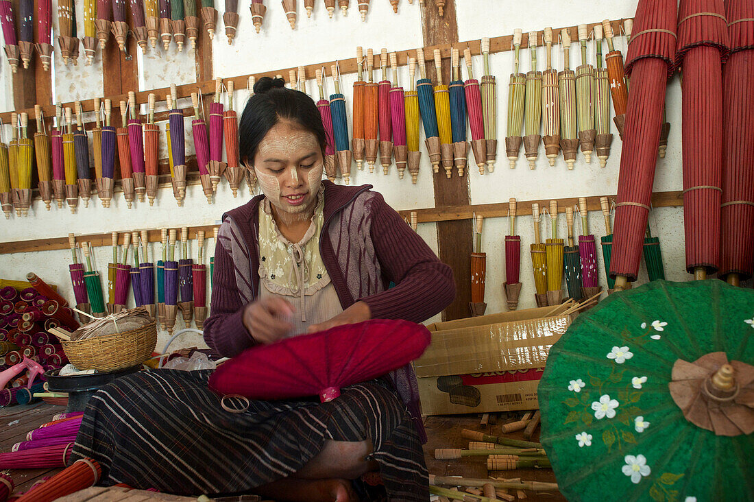 Frau arbeitet an einem handgemachten Schirm, Pindaya, Shan Staat, Myanmar, Burma