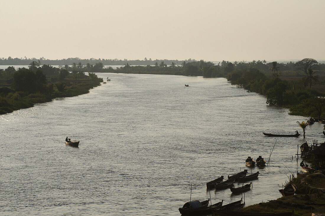 Boote im Thanlwin Fluss bei Mawlamyaing, Moulmein, Mon Staat, Myanmar, Burma, Asien