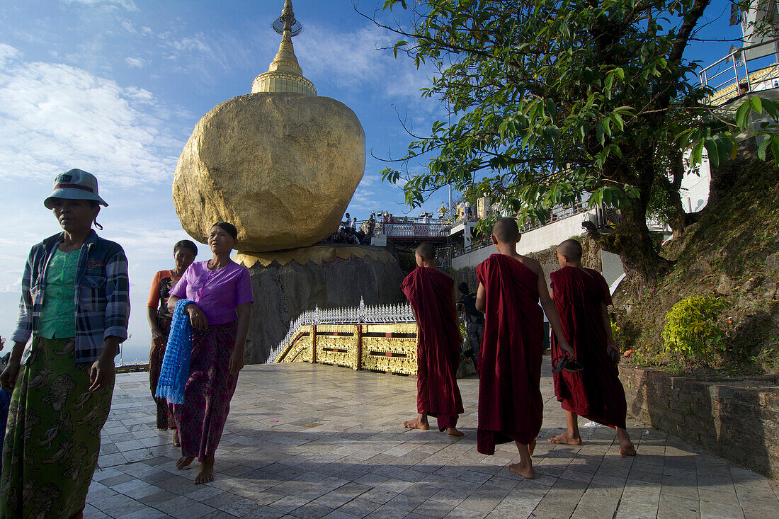 Pilger am Goldener Felsen, Kyaikhtiyto Pagode, Mon State, Myanmar