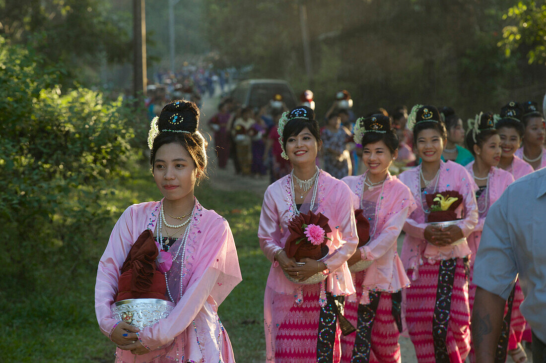 Frauen tragen Opfergaben in einer Prozession bei einem buddhistischen Tempelfest, Mrauk U, Myohaung nördlich von Sittwe, Akyab, Rakhine, Arakan, Myanmar, Burma