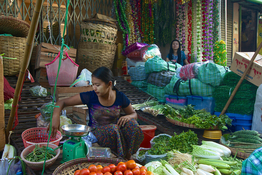 Frau an Gemüsestand auf einem Mark in Yangon, Rangun, Hauptstadt von Myanmar, Burma
